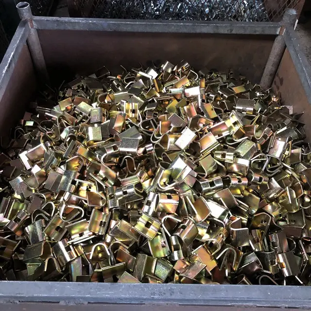 Universal scaffolding clamps